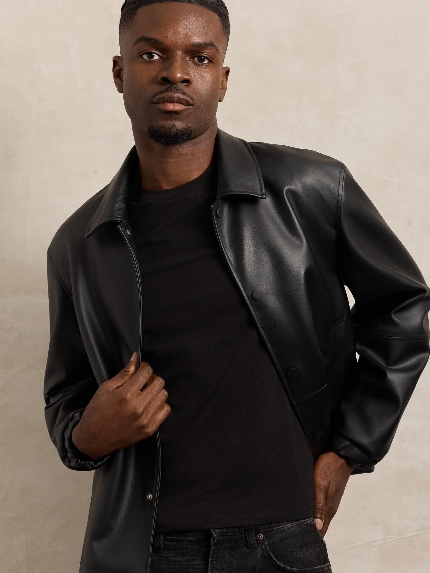 Graël en veste de cuir noir, séance studio