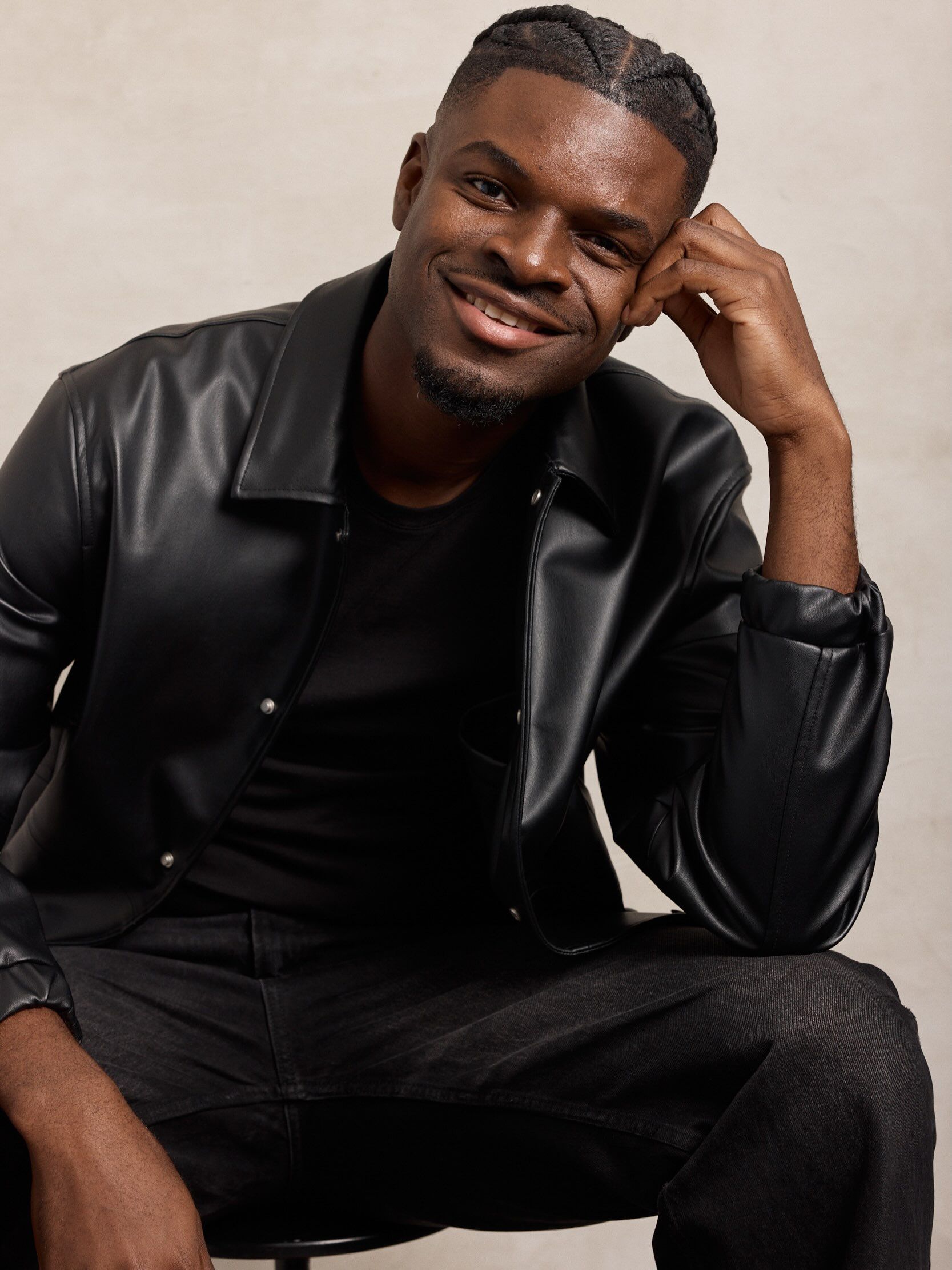 Graël souriant en veste de cuir noir