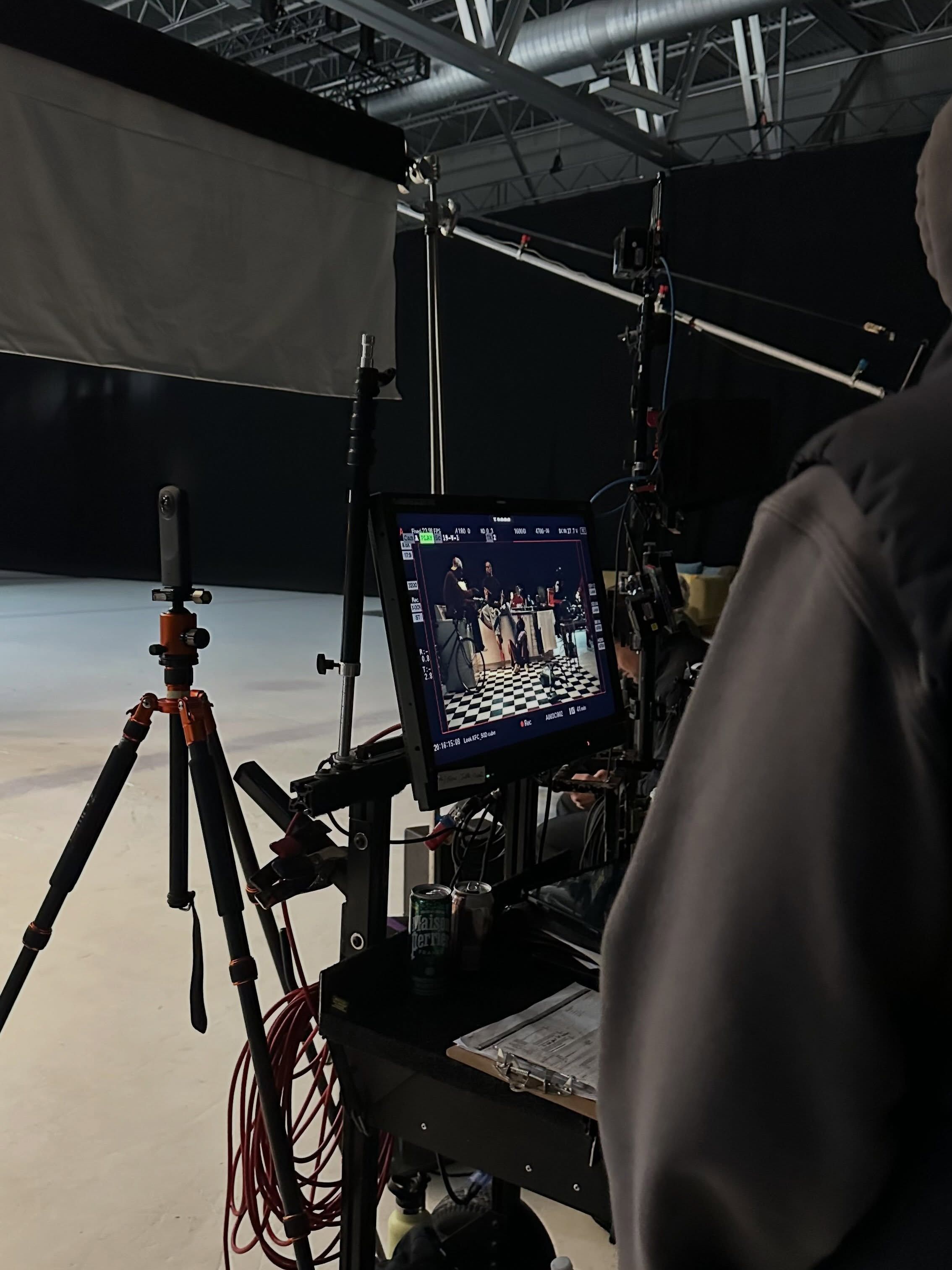 Moniteur de contrôle et trépied sur un plateau de tournage en studio