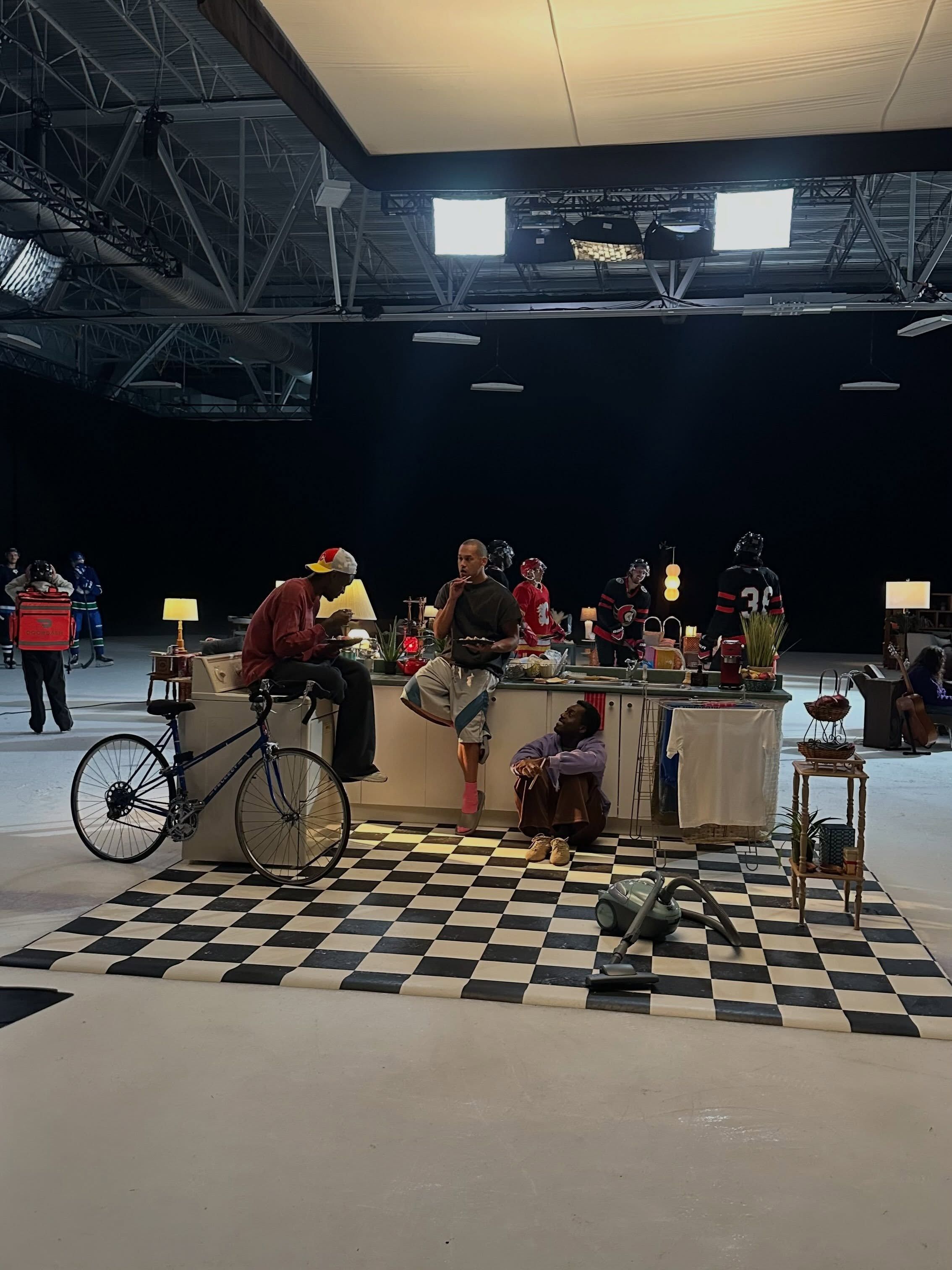 Vue large d’un plateau de tournage en studio avec décor et équipe